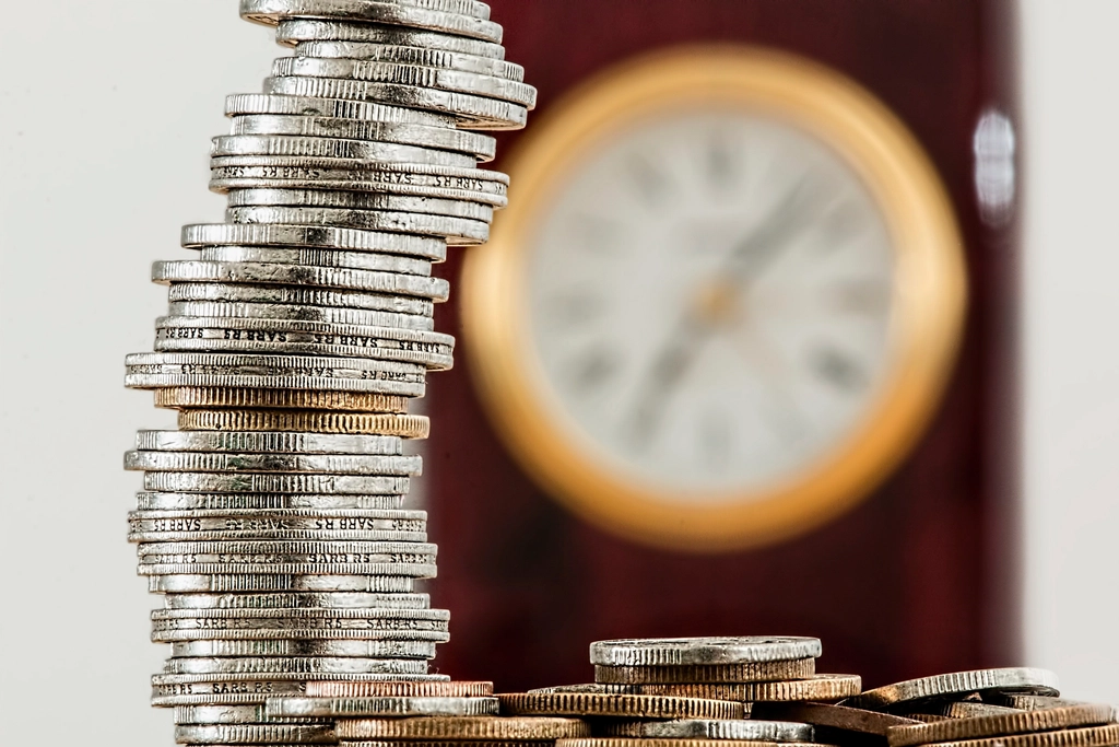 Pay in Local Currency or Dollars When Traveling?